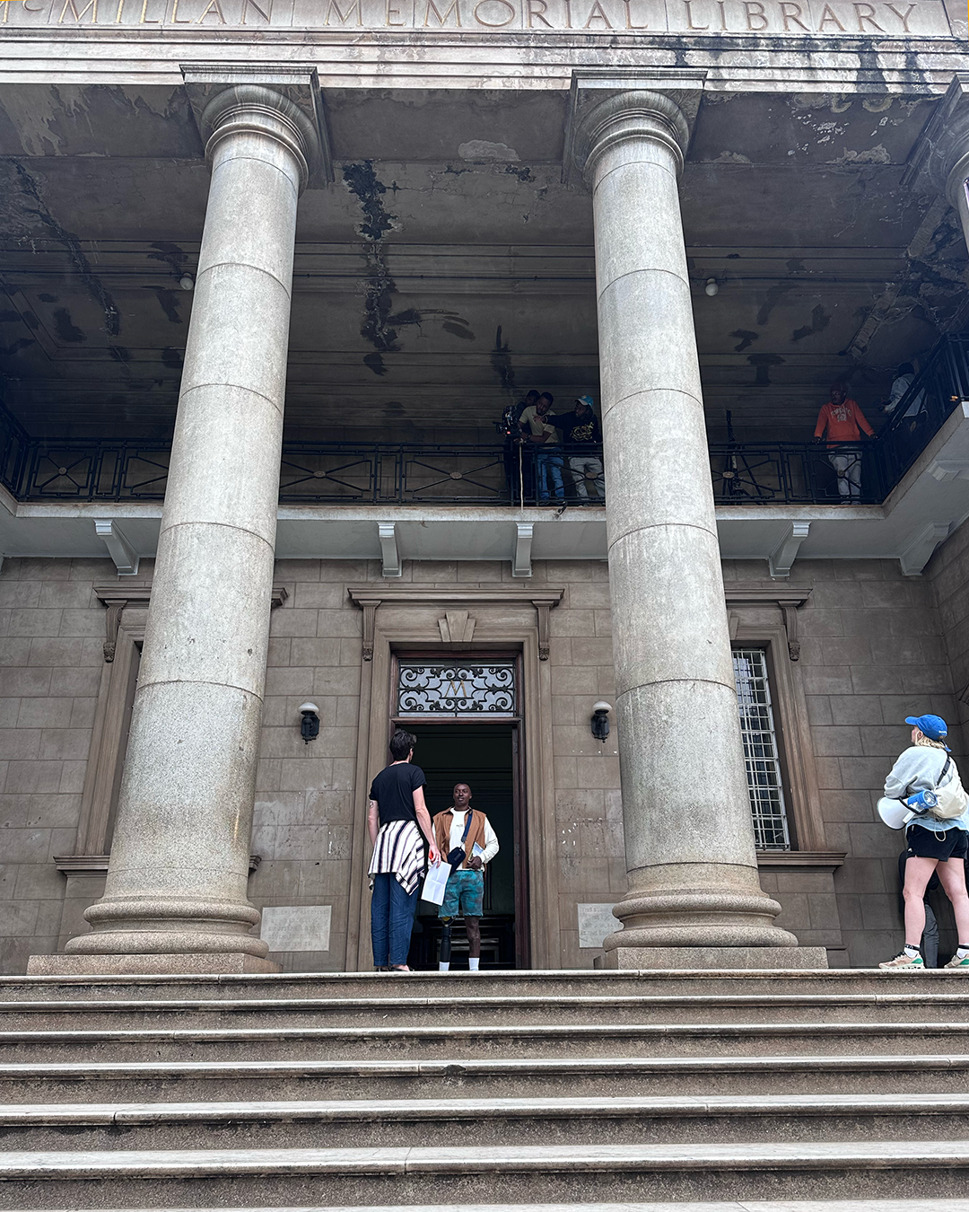 Alex Munyambabazi et l'équipe de tournage se préparent pour la première prise de vue de la campagne Unstoppable de Circleg.