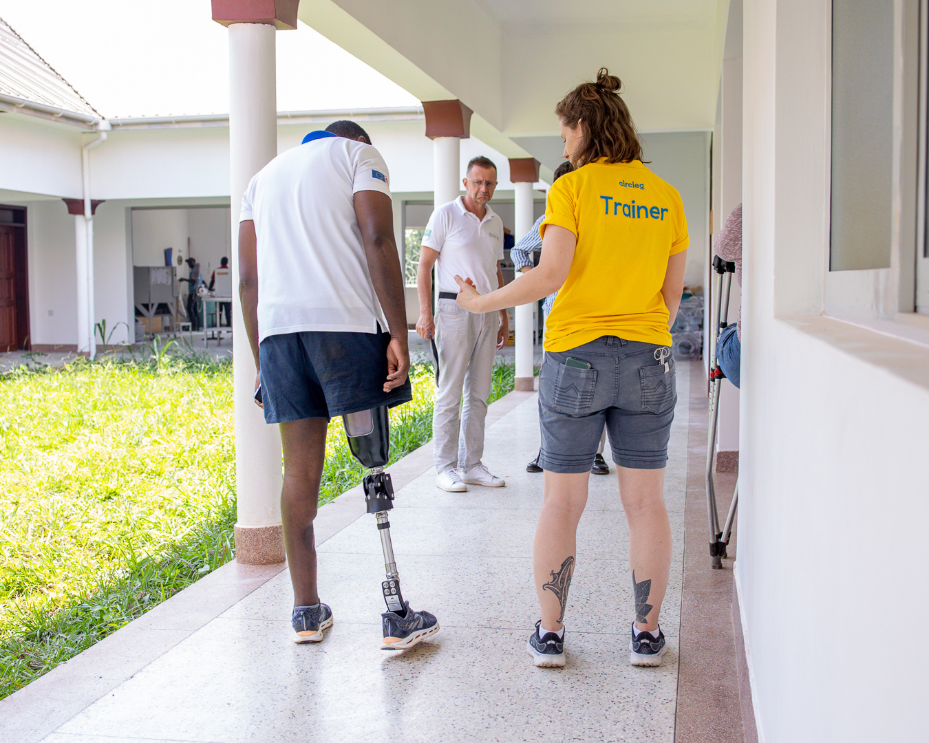 Un formateur de Circleg aide une personne amputée à Ouganda. Il veille à ce que les personnes amputées bénéficient de soins prothétiques de grande qualité.